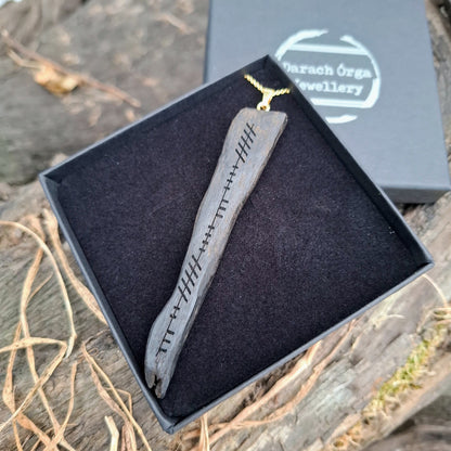 Anhänger aus Mooreiche mit personalisierter Ogham-Inschrift