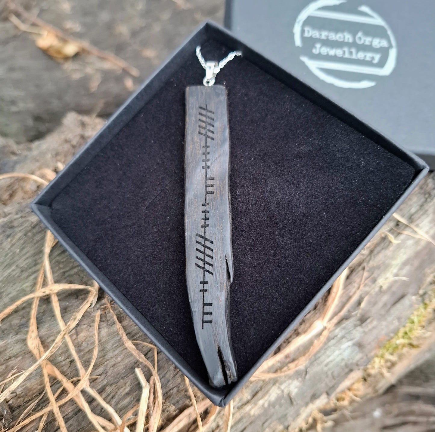Anhänger aus Mooreiche mit personalisierter Ogham-Inschrift