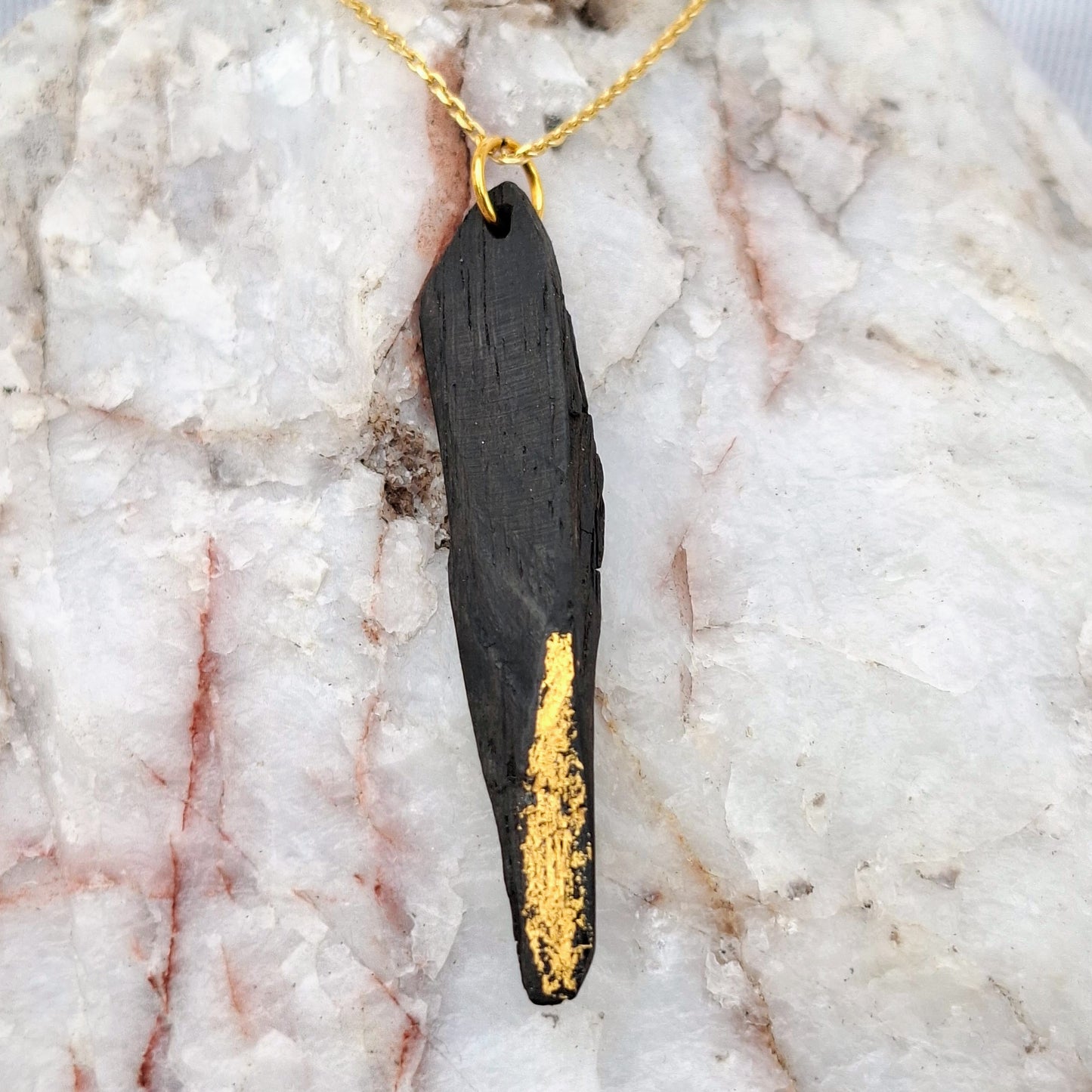 Anordúil - Pendentif en chêne des marais irlandais avec feuille d'or 23,75 carats