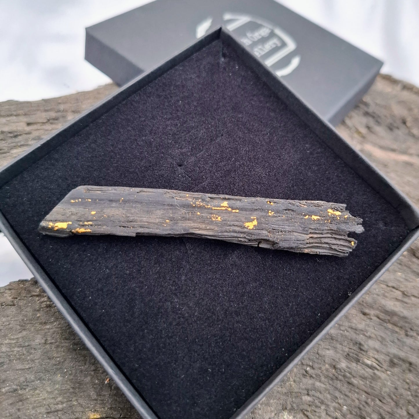 Mánla - Broche en chêne des tourbières irlandais avec feuille d'or 23,75 carats
