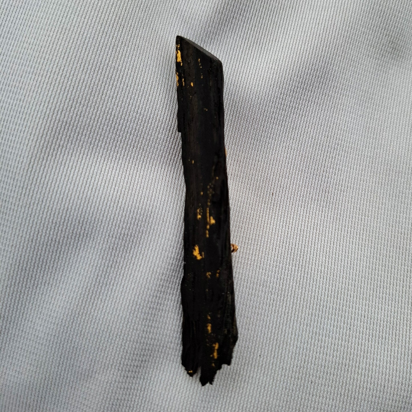 Mánla - Broche en chêne des tourbières irlandais avec feuille d'or 23,75 carats