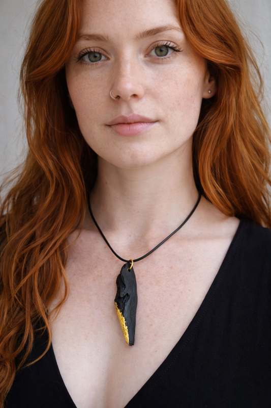 Anordúil – Anhänger aus irischer Mooreiche mit 23,75-karätigem Blattgold