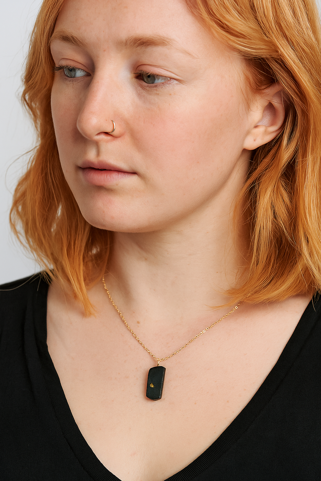 Fódla - Collier en chêne des tourbières irlandais avec feuille d'or 23,75 carats