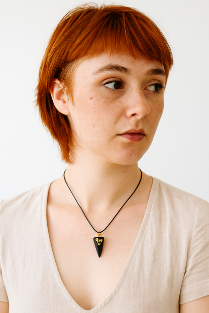 Étaín - Collier en chêne des marais irlandais avec feuille d'or 23,75 carats