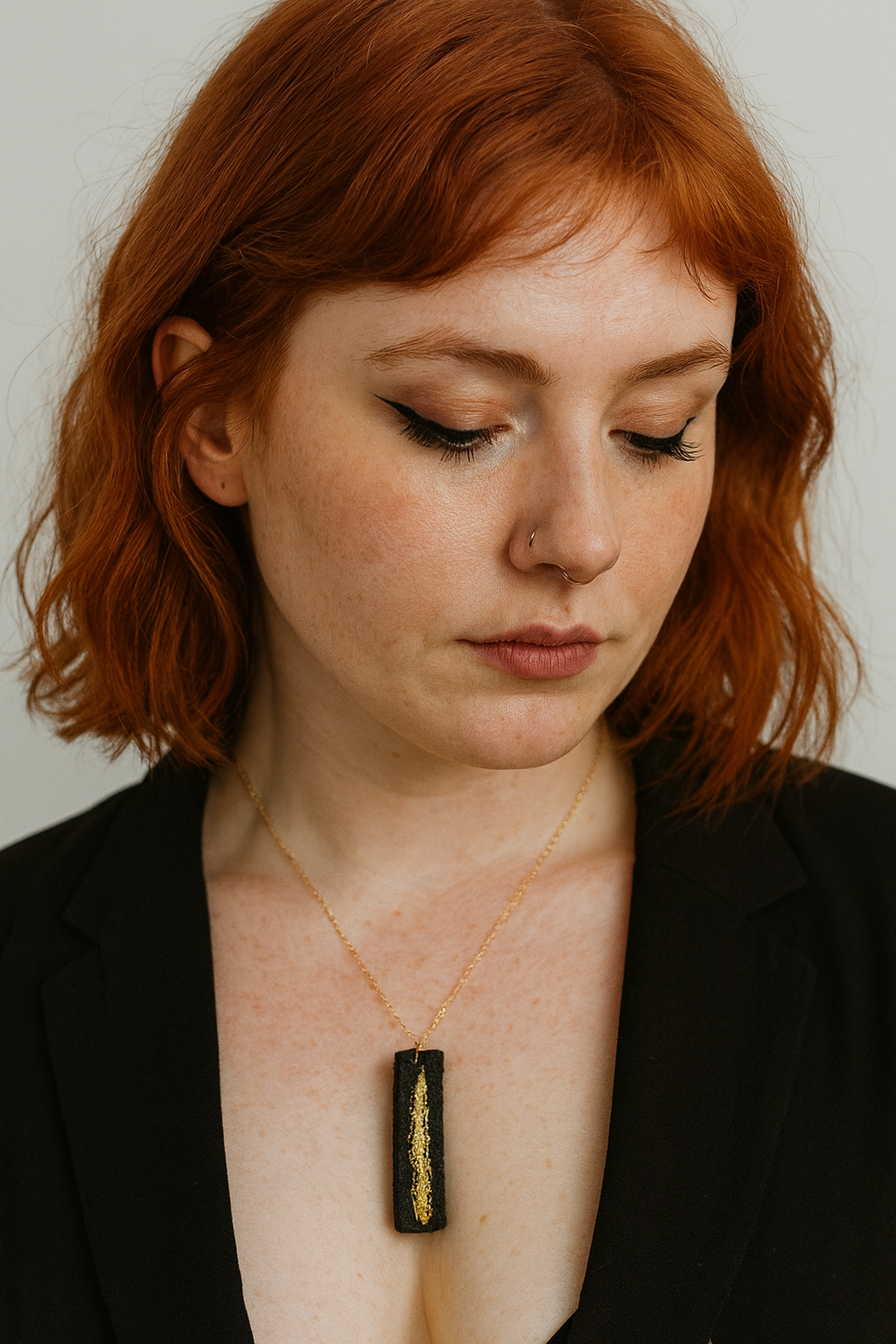 Nainsí - Collier en chêne des marais irlandais avec feuille d'or 23,75 carats