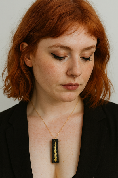 Nainsí - Collier en chêne des marais irlandais avec feuille d'or 23,75 carats
