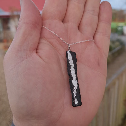 Aoibhneas - Pendentif et boucles d'oreilles en chêne des tourbières irlandais à la feuille d'argent fine