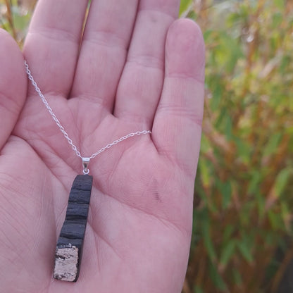 Dathúil - Pendentif et boucles d'oreilles en chêne des tourbières irlandais à la feuille d'argent fin