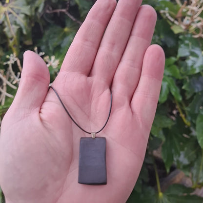Pendentif en chêne des marais irlandais - personnalisable avec une inscription Ogham.