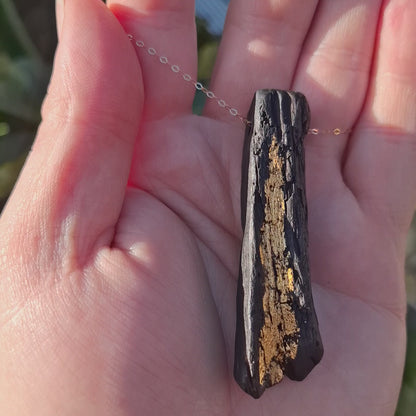 Nainsí - Collier en chêne des marais irlandais avec feuille d'or 23,75 carats