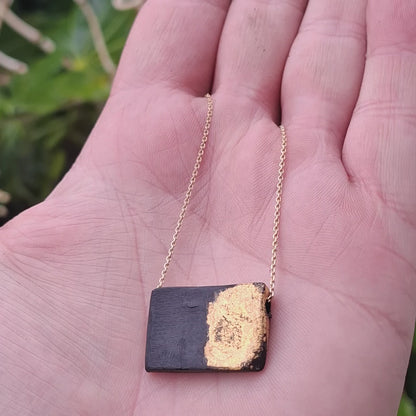 Sibéal – Halskette aus irischer Mooreiche mit 23,75-karätigem Blattgold