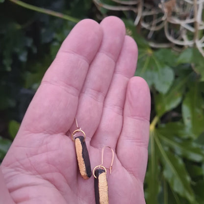 Cosán Óir - Boucles d'oreilles en chêne des tourbières irlandais avec feuille d'or 23,75 carats
