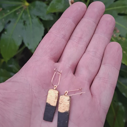 Luachmhar - Boucles d'oreilles en chêne des tourbières irlandais avec feuille d'or 23,75 carats