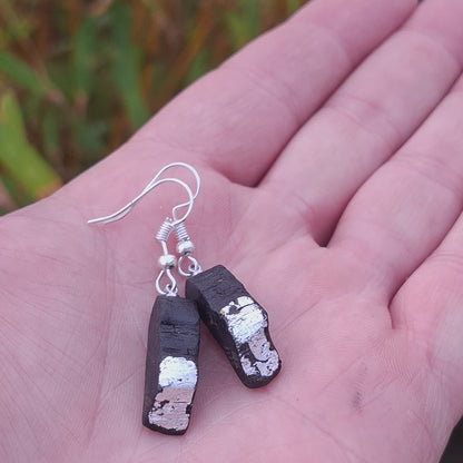 Airgead Sa Dorchadas – Ohrringe aus irischer Mooreiche mit Blattsilber