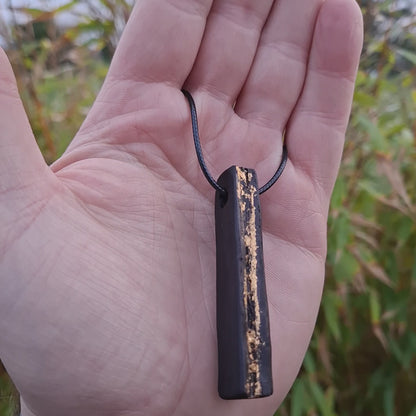 Collier Tallula en chêne des marais irlandais avec feuille d'or 23,75 carats