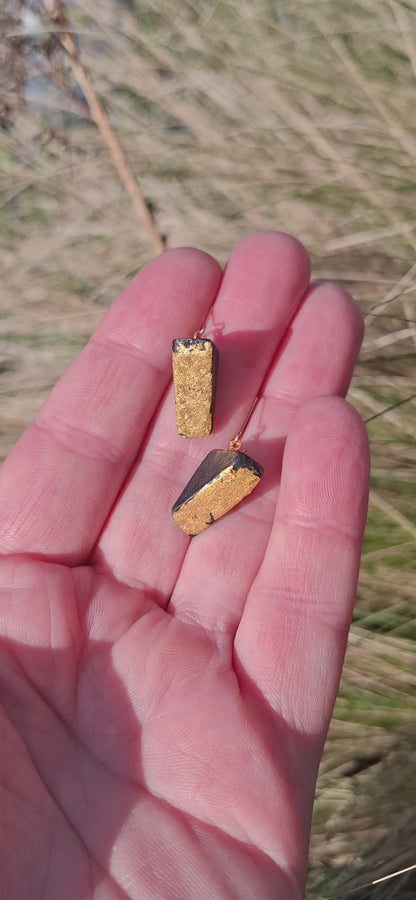Boucles d'oreilles Dingeach en chêne des marais irlandais avec feuille d'or 23,75 carats