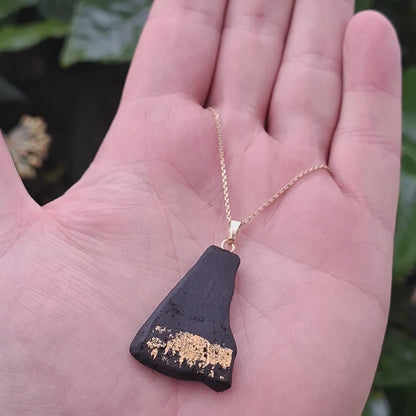 Tuagh Órga - Collier en chêne des tourbières irlandais avec feuille d'or 23,75 carats