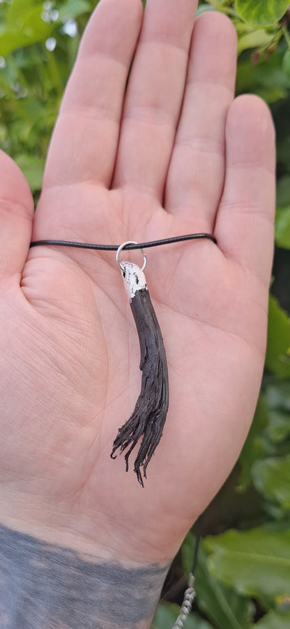 Dathúil - Pendentif et boucles d'oreilles en chêne des tourbières irlandais à la feuille d'argent fin