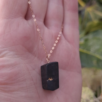Fódla - Collier en chêne des tourbières irlandais avec feuille d'or 23,75 carats
