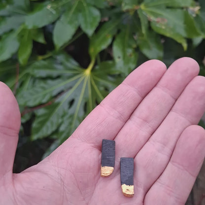 Boucles d'oreilles Edana en chêne des marais irlandais avec feuille d'or 23,75 carats