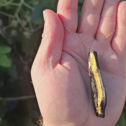 Lasairfhíona - Collier en chêne des tourbières irlandais avec feuille d'or 23,75 carats