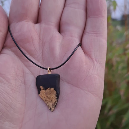Móirín - Collier en chêne des tourbières irlandais avec feuille d'or 23,75 carats