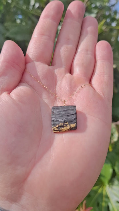 Réaltin - Irish bog oak necklace with 23.75ct gold leaf