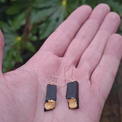 Boucles d'oreilles Sorcha en chêne des marais irlandais avec feuille d'or 23,75 carats