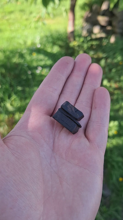Furasta a iompar - Irish bog oak brooch