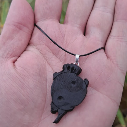 Pendentif en chêne des marais irlandais avec symbole Yin-Yang