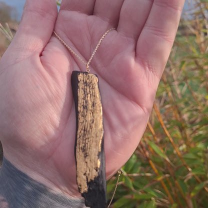 Táinte - Collier en chêne des tourbières irlandais avec feuille d'or 23,75 carats