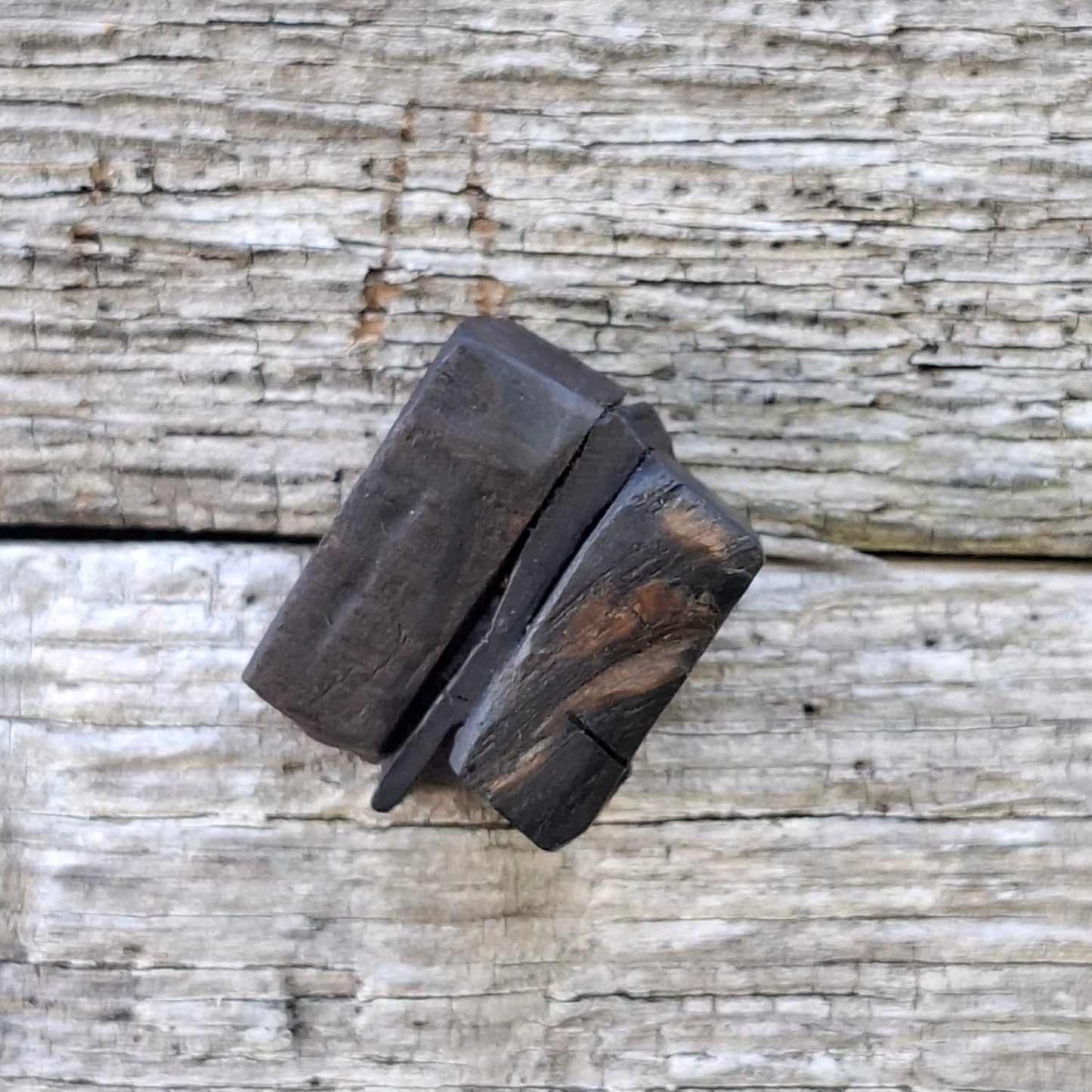 Furasta a iompar - Irish bog oak brooch