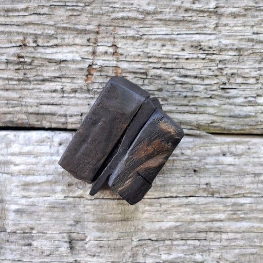Furasta a iompar - Irish bog oak brooch