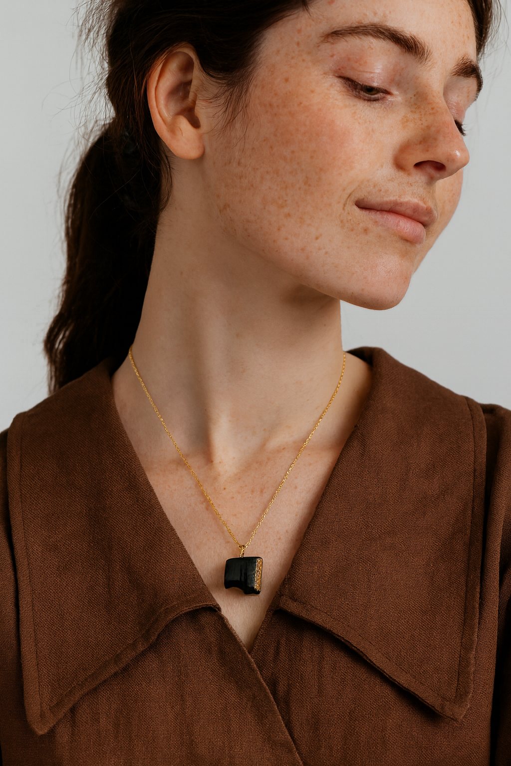 Fiáin agus Iontach - Collier en chêne des tourbières irlandais avec feuille d'or 23,75ct